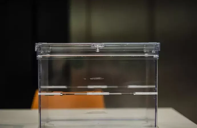 El voto CERA impulsa al PSOE en Cáceres y Badajoz, relegando al PP a 29 escaños según Maíllo