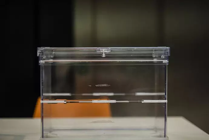 El voto CERA impulsa al PSOE en Cáceres y Badajoz, relegando al PP a 29 escaños según Maíllo