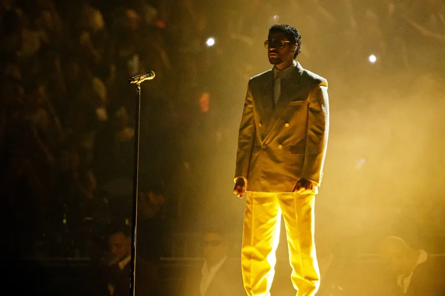Bad Bunny fusiona salsa y reguetón en su primer concierto en Lima, deslumbrando a miles de fans