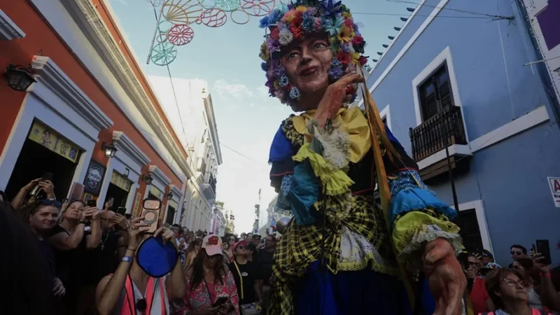 Una lluvia de confeti marca el inicio de las Fiestas de la Calle San Sebastián en Puerto Rico