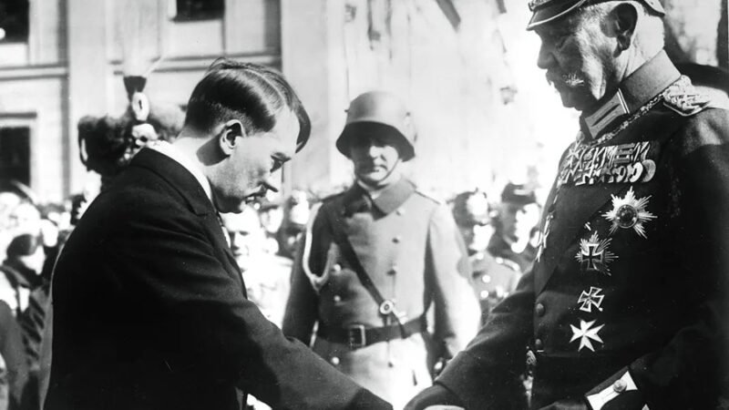 Hitler ascendió al poder mediante intrigas y no con un respaldo contundente en las elecciones