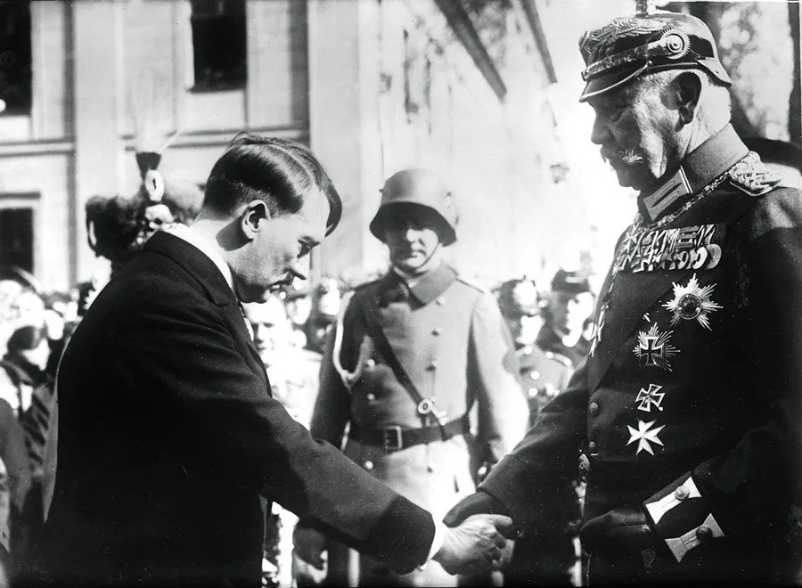Hitler ascendió al poder mediante intrigas y no con un respaldo contundente en las elecciones