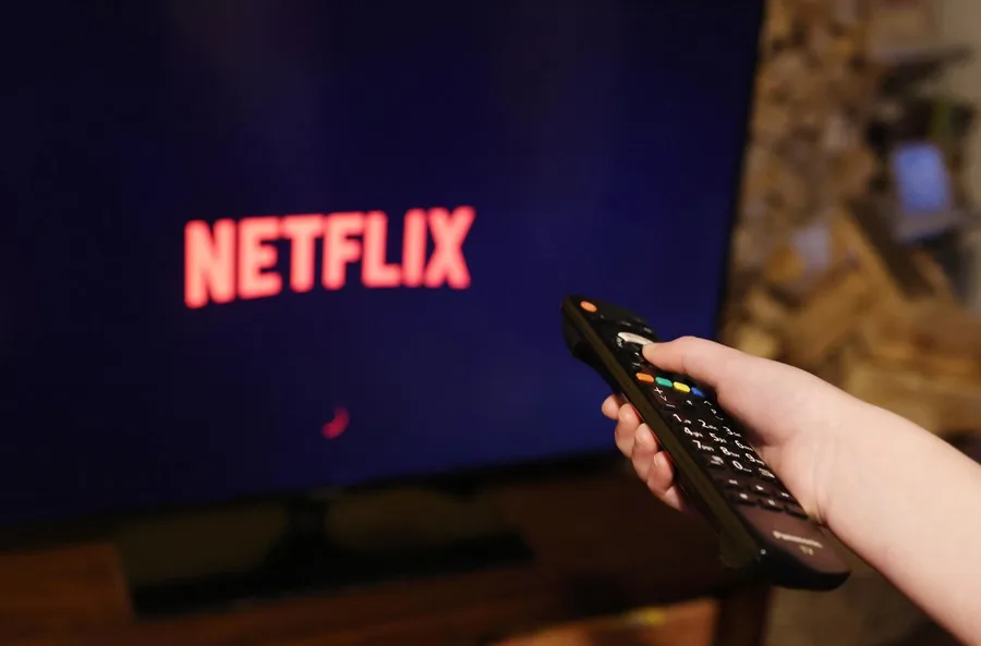 Netflix considera comprar Warner Bros. en efectivo, informan diversos medios sobre el tema
