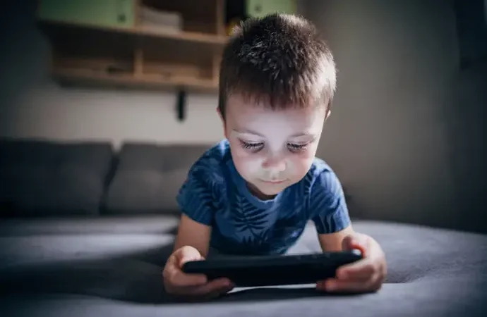 decisiones más lentas y mayor ansiedad en adolescentes: efectos de la exposición a pantallas en