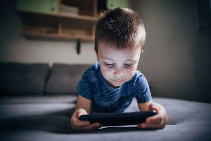 decisiones más lentas y mayor ansiedad en adolescentes: efectos de la exposición a pantallas en