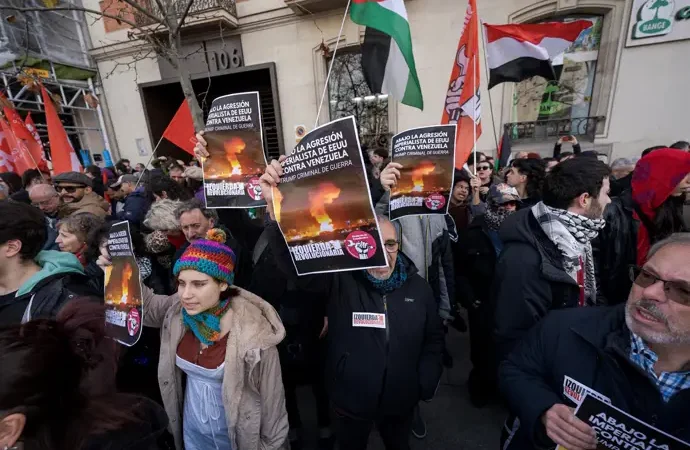 Manifestantes se agrupan frente a la embajada de EE.UU. en Madrid rechazando la detención de Maduro