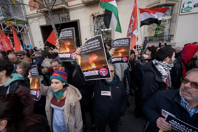 Manifestantes se agrupan frente a la embajada de EE.UU. en Madrid rechazando la detención de Maduro
