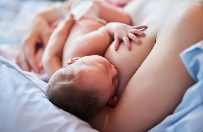 La lactancia materna contribuye a la salud mental de las madres durante una década tras el parto