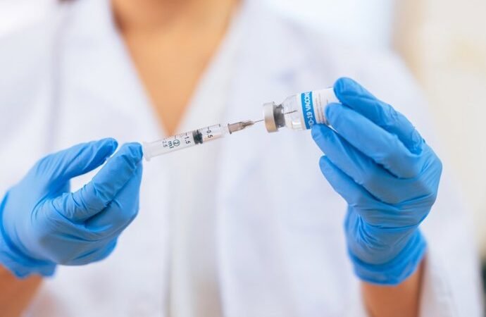 La mayoría de los indecisos sobre la vacuna COVID-19 finalmente se vacunaron, indica un estudio