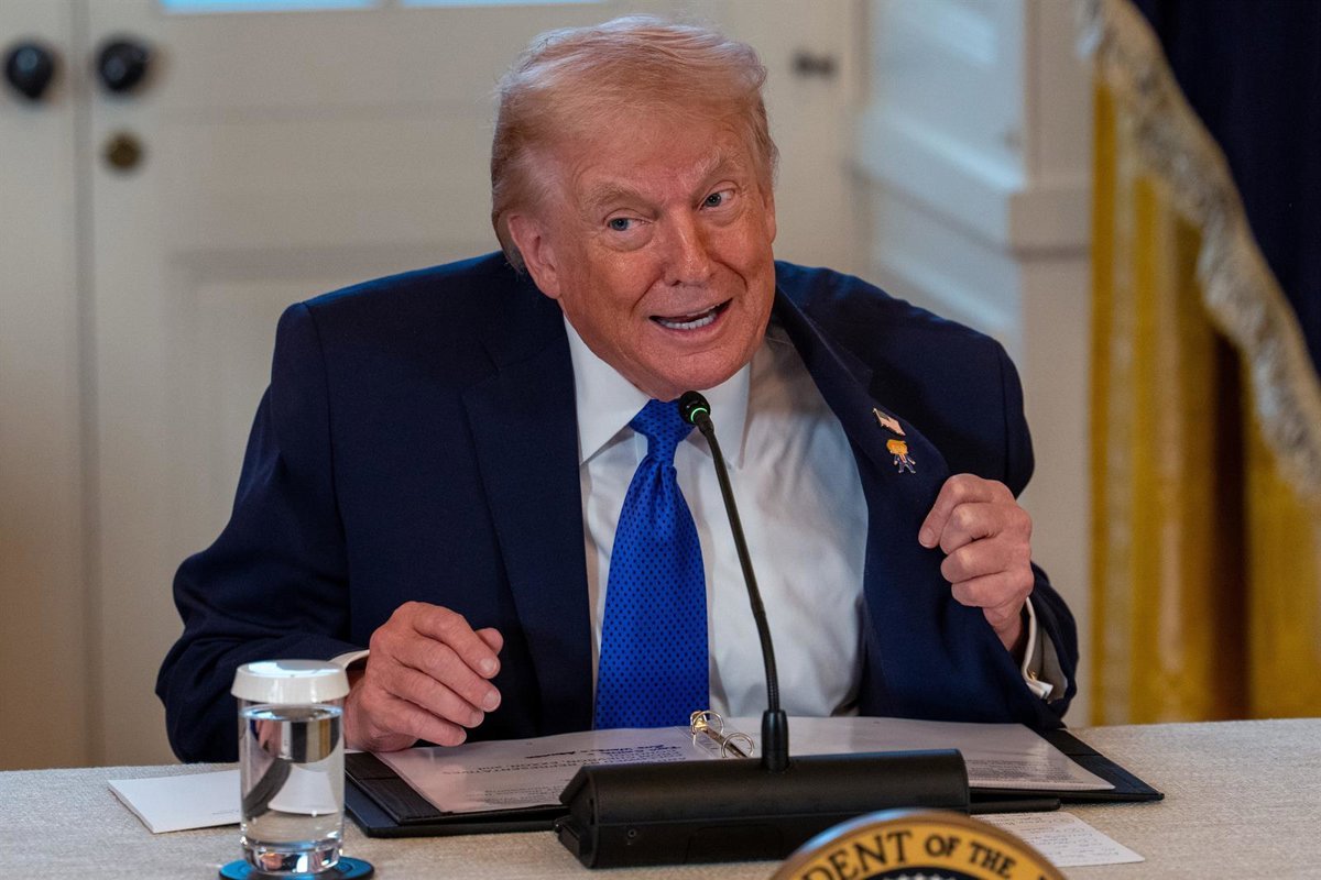 Trump anima a los iraníes a «tomar las instituciones»: «La ayuda está en camino