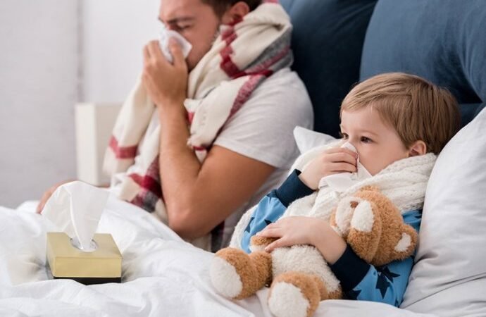 el mismo virus provoca un resfriado leve en niños y puede ser grave en adultos, conoce las razones