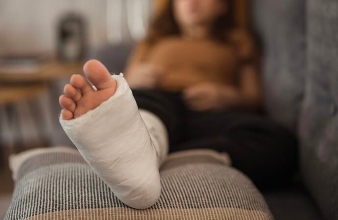 Tratamiento de fracturas de Weber B: comparación entre yeso y cirugía