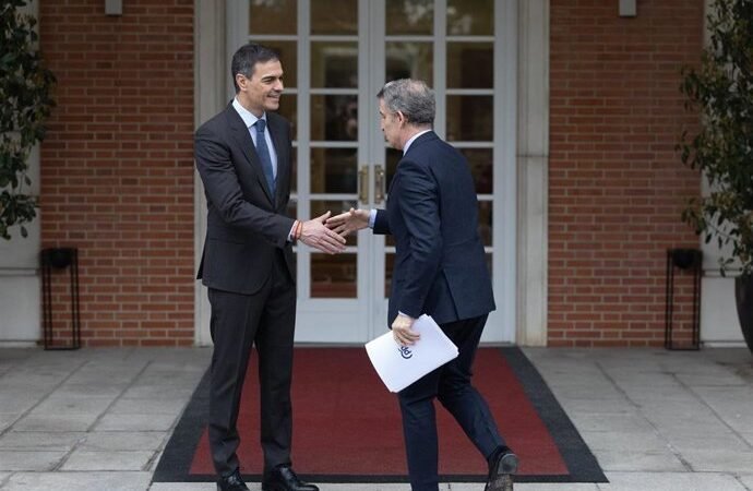 Sánchez y Feijóo se encuentran en Moncloa para tratar temas de Ucrania y defensa en un ambiente