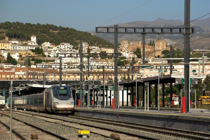 Adif disminuye temporalmente la velocidad máxima en la línea Madrid-Barcelona por alertas de