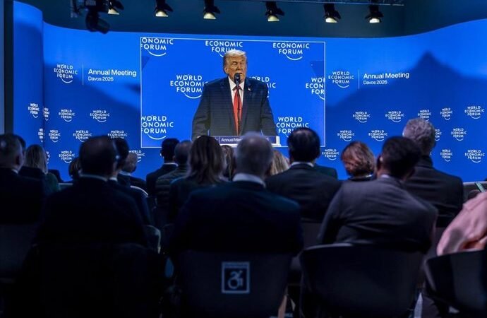 Trump celebra un «milagro» económico en Davos y critica a Europa por su rumbo equivocad