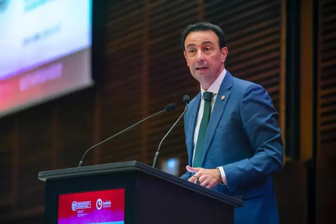 Ayuso pide que no haya «ley del silencio» en Adamuz y critica al Gobierno por buscar culpables