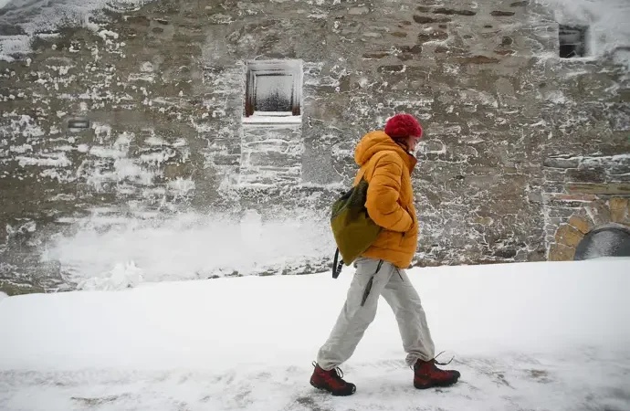 Médicos sugieren adoptar la técnica de «caminar como un pingüino» para prevenir caídas en