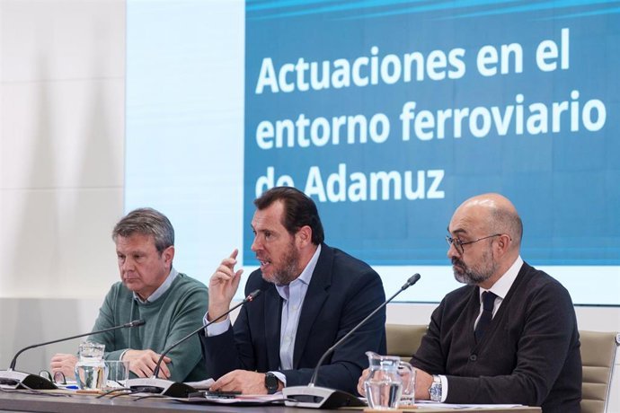 Puente considera un posible defecto de fábrica en el carril de Adamuz y ordena revisar todos los
