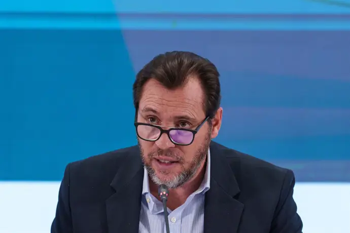 Feijóo critica a Sánchez, afirmando que si se hubiera revisado la vía antes, no habría habido