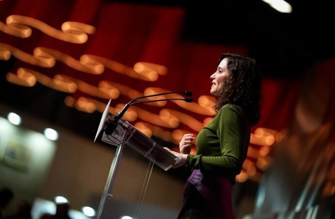 Ayuso presenta una reducción de medio punto del IRPF que comenzará en 2027