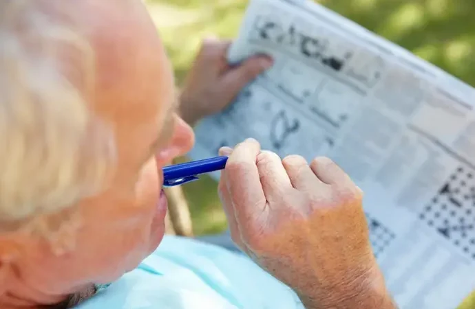 Actividades que protegen el cerebro de los abuelos según la ciencia, más allá de sudokus y