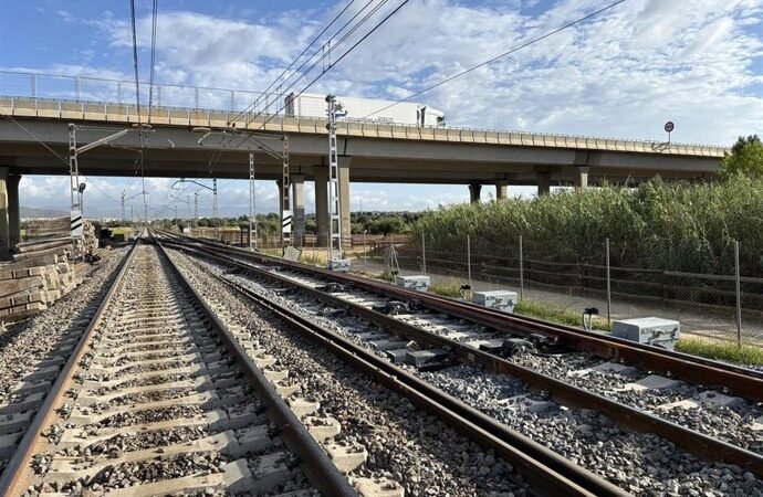 Adif eleva a 230 km/h la velocidad de los trenes entre Madrid y Barcelona tras reparar la vía