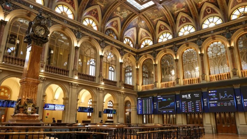 El Ibex 35 avanza un 0,7% y alcanza nuevo récord histórico al cerrar por encima de 17.800 puntos