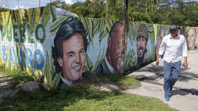 Julio Iglesias comparte mensajes de WhatsApp de sus empleadas para probar su inocencia en un caso.