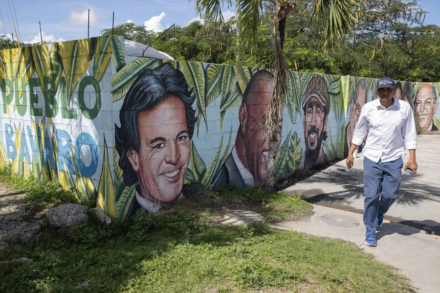 Julio Iglesias comparte mensajes de WhatsApp de sus empleadas para probar su inocencia en un caso.