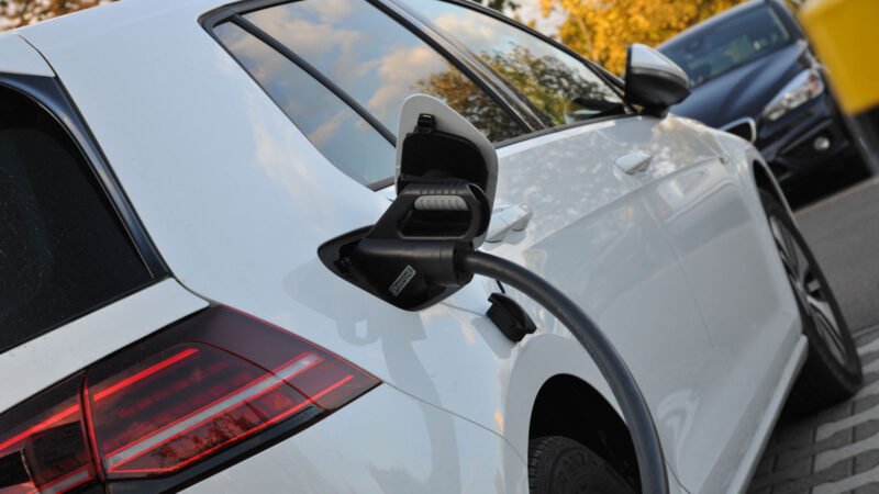 Tiempo de carga en vez de espera: cómo aprovechan los conductores las pausas en los coches