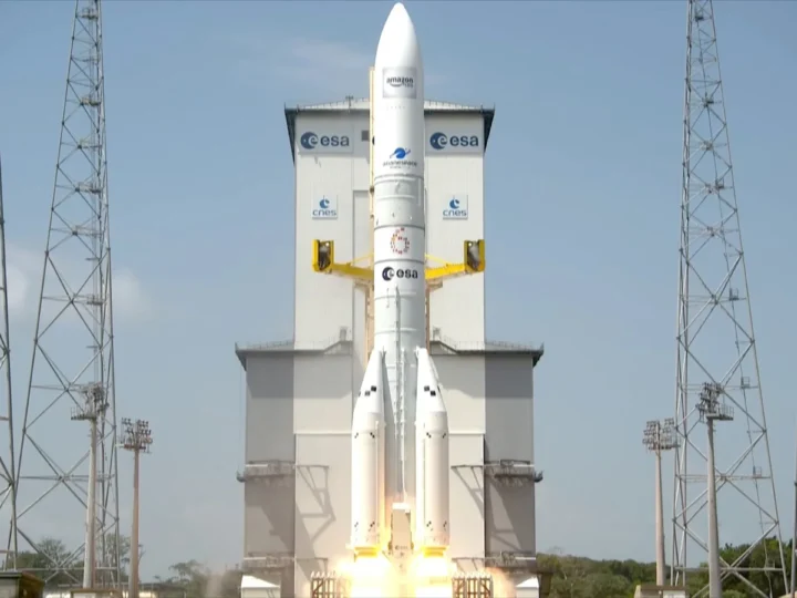 Ariane 6 realiza su primer lanzamiento, mientras surgieron críticas de militares, blogueros y