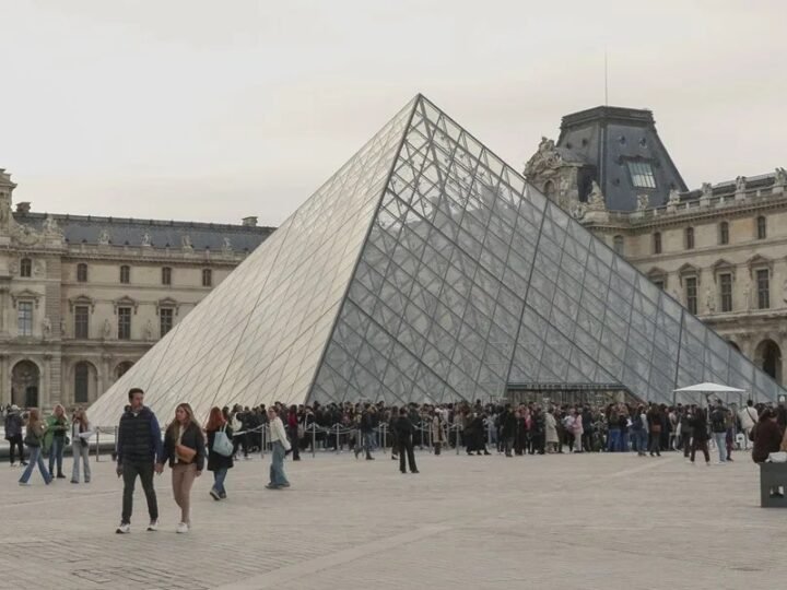 Una operación policial en el Louvre revela un extenso fraude de entradas y guías turísticas
