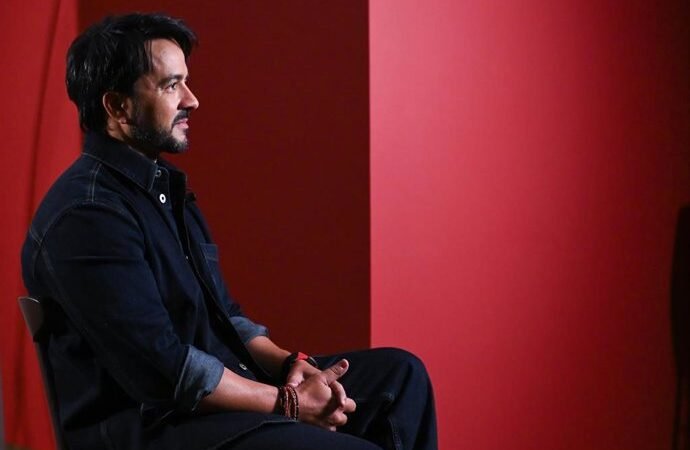 Luis Fonsi critica las acciones del ICE en EE.UU. y llama a continuar la lucha por la justicia