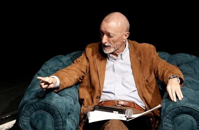 Pérez-Reverte rechaza invitar a Iglesias al foro sobre la guerra civil en Sevilla por su descredito