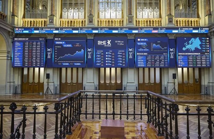 El Ibex 35 finaliza estable (+0,02%) y se mantiene en 18.100 puntos, afectado por Indra (-8%)