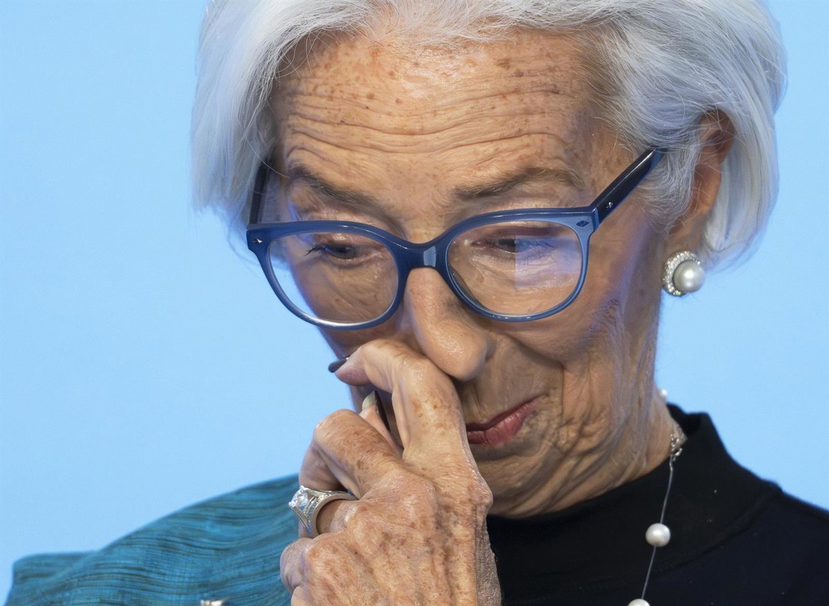 La inflación en la eurozona cayó al 1,7% en enero, distanciándose de la meta del BCE