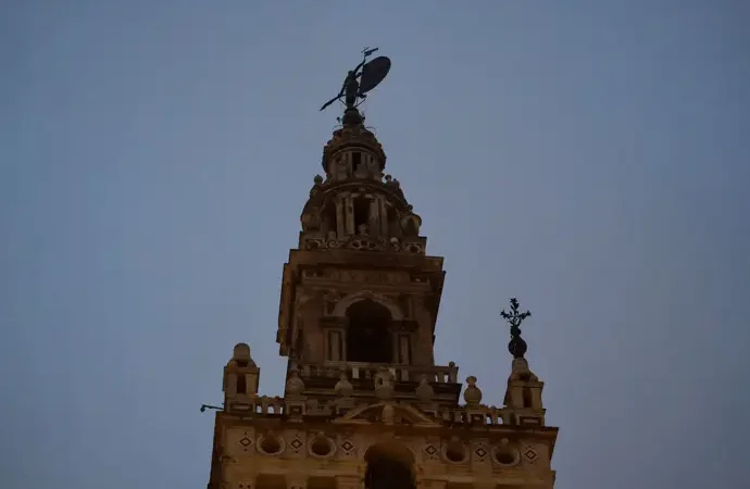 El fuerte viento arranca una de las azucenas de bronce que adornan la Giralda de Sevilla