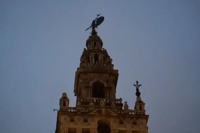 El fuerte viento arranca una de las azucenas de bronce que adornan la Giralda de Sevilla