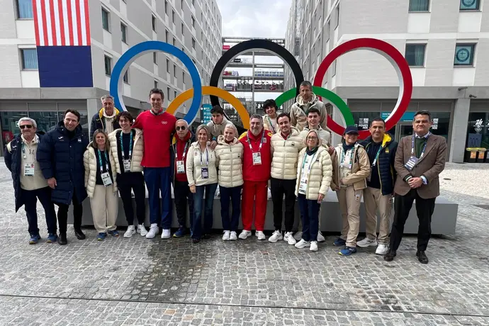 La ministra Milagros Tolón se reúne con los deportistas españoles en la Villa Olímpica de Milán