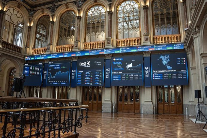 El Ibex 35 se reduce un 0,4% al cierre, pero se sostiene por encima de los 18.000 puntos ante