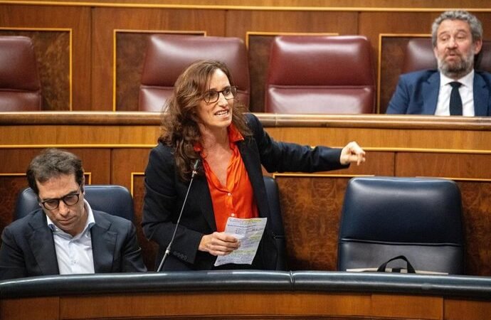 Mónica García solicita exponer la «malversación» de los modelos público-privados para