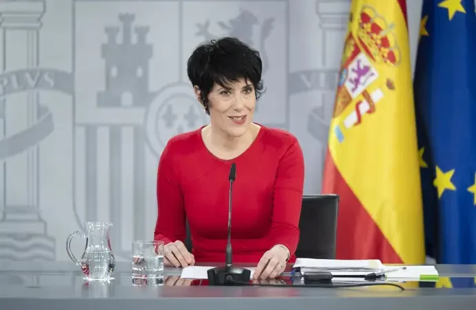 Elma Saiz critica que mientras Sánchez representa a España en Múnich, Feijóo compite con Vox en