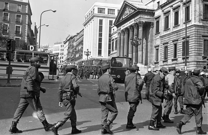 El inútil solo, como siempre, mientras la orden a los militares se desmorona en el aire fresco