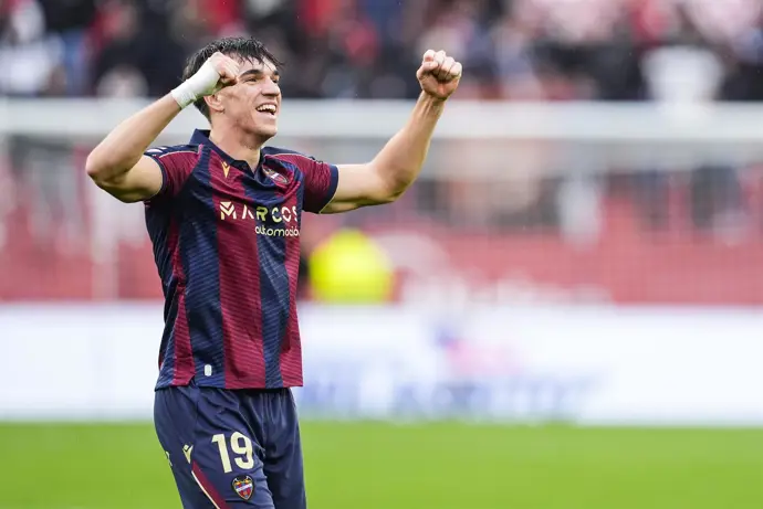 el levante logra una victoria necesaria ante un alavés que jugó con diez jugadores