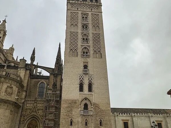 Una jarra de bronce de azucenas caída de la Giralda, datada en 1751, fue recuperada por EFE