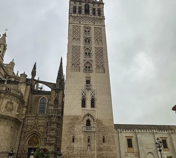 Una jarra de bronce de azucenas caída de la Giralda, datada en 1751, fue recuperada por EFE