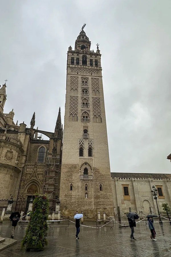 Una jarra de bronce de azucenas caída de la Giralda, datada en 1751, fue recuperada por EFE