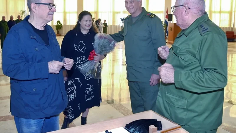 Cuba otorga un fusil AKM a Silvio Rodríguez tras su «revolucionario reclamo» según EFE