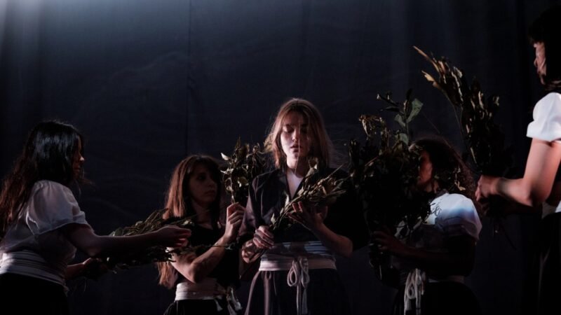 nortear de Helena Salgueiro conecta la danza con el trabajo feminizado del mar, explorando sus