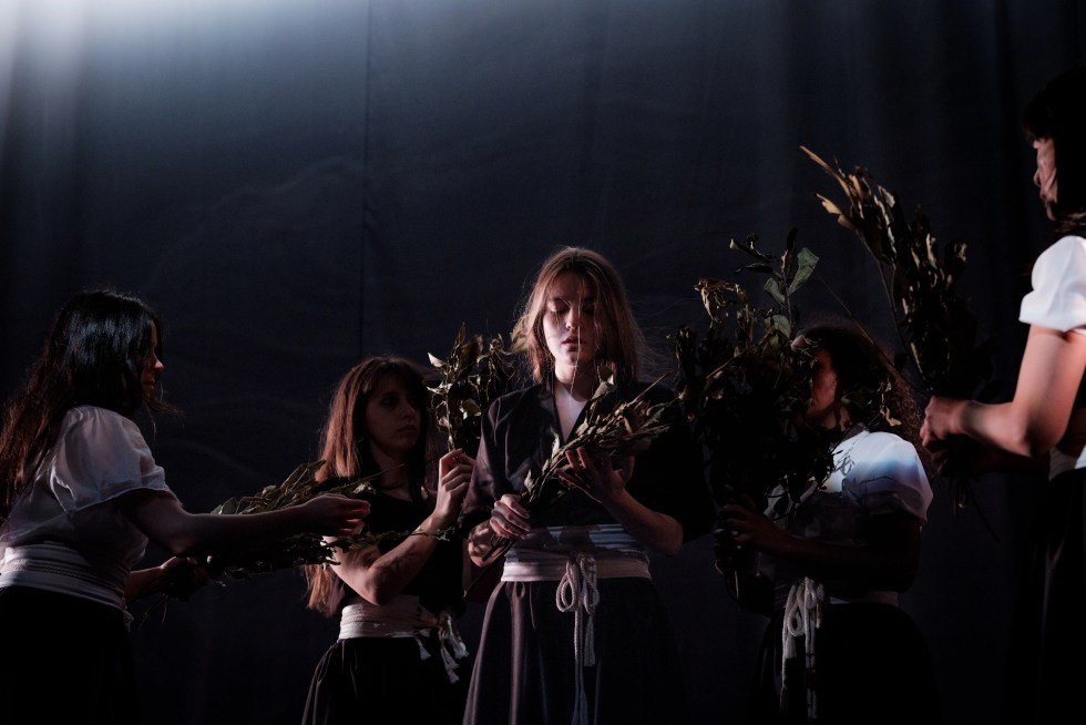nortear de Helena Salgueiro conecta la danza con el trabajo feminizado del mar, explorando sus